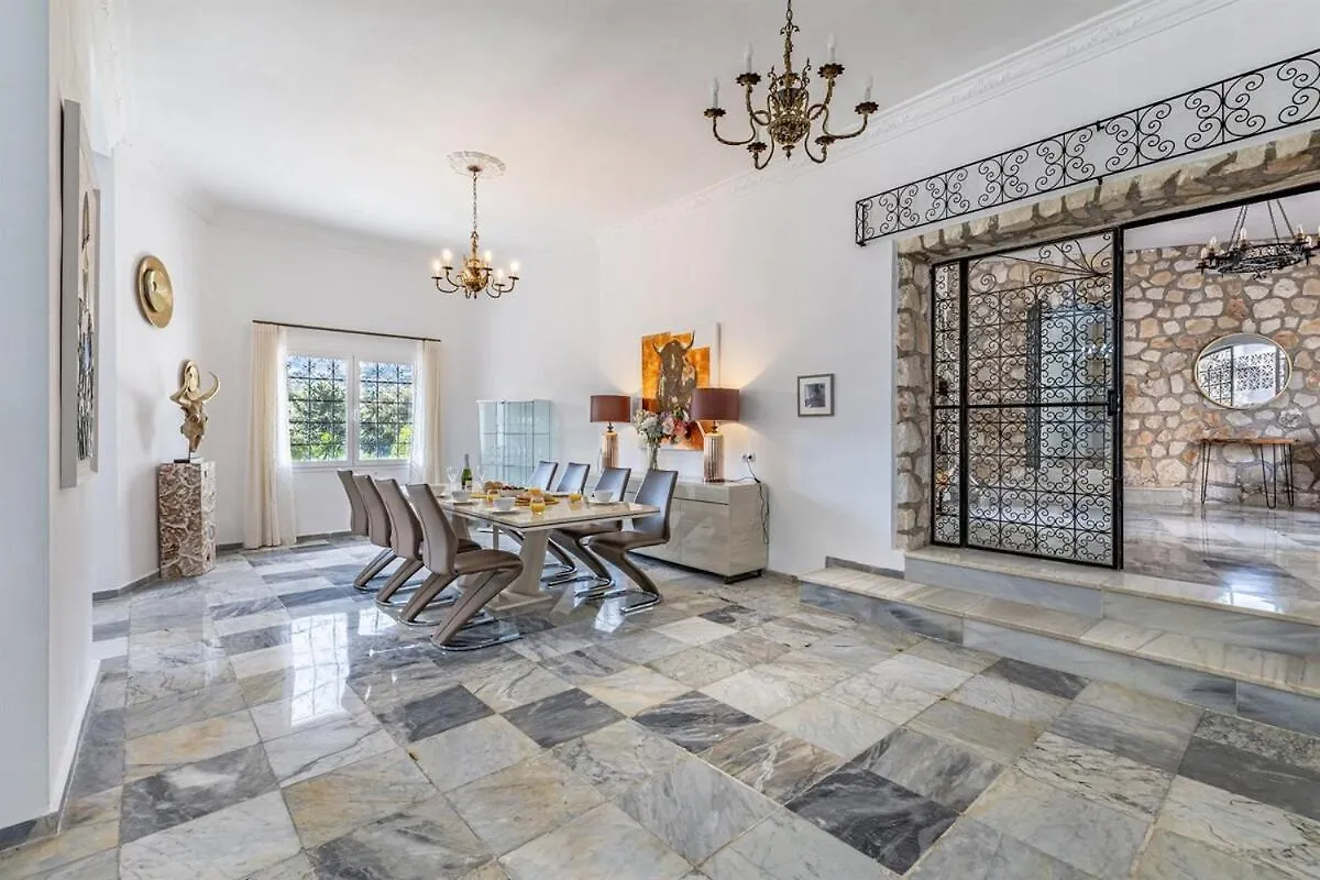 Luxury Villa With Tennis & Pool مالقة