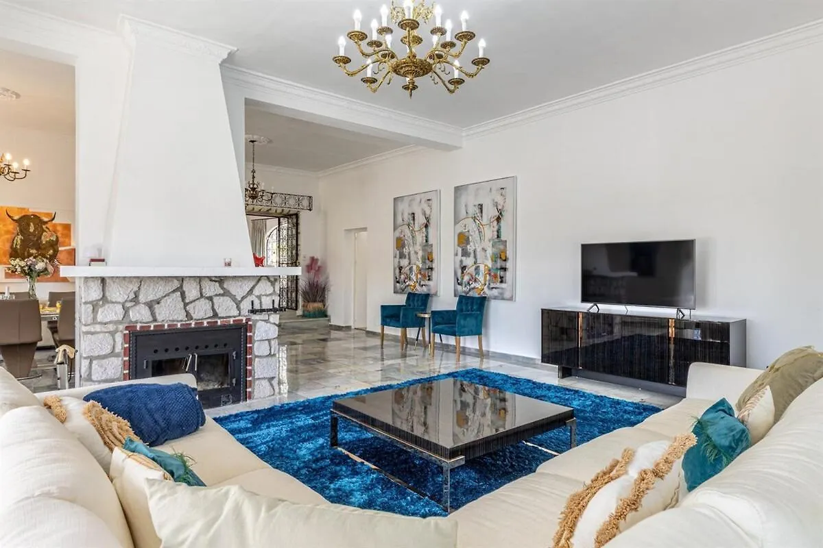 Luxury Villa With Tennis & Pool مالقة