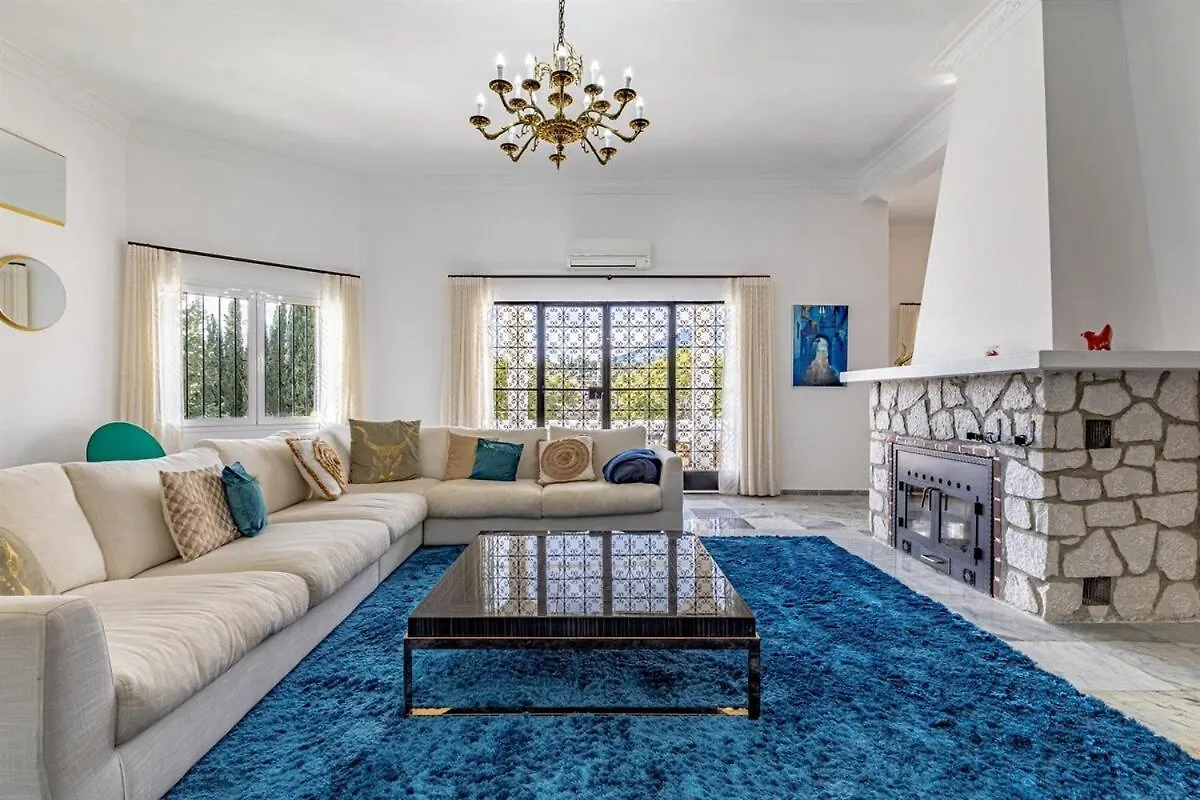 Luxury Villa With Tennis & Pool مالقة